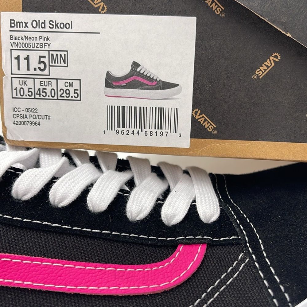Vans Men's Black and Pink Sneakers Bmx Old Skool
Black/Neon Pink
VN0005UZBFY - Picture 16 of 16